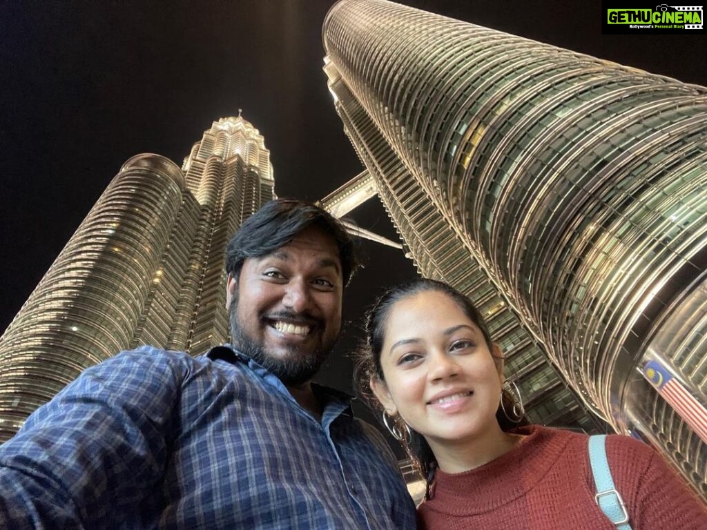 Anitha Sampath Instagram - Look who joined me in malaysia😍 ஒரு வழியா விசா கெடச்சி வந்து சேந்தாச்சு😍our first international tripல வேற நாட்டுல ஒன்னா கால் எடுத்து வைக்கணும்னு ஆசை பட்டோம்.. கடைசியில கல்யாண நாள்லாம் முடிஞ்ச பிறகு..விசா அப்ரூவ் ஆகி தனி தனியா வரணும்னு இருந்துருக்கு..😅 but still happily roaming around in malaysian mannu🥰 loving the malaysian people.. lots of respect to their love towards us🙏🏽🙏🏽😊😊 #malaysia #joinedmylove #firstinternationaltrip #togetherforever #anitha #anithasampath KLCC TwinTowers