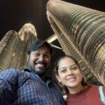 Anitha Sampath Instagram - Look who joined me in malaysia😍 ஒரு வழியா விசா கெடச்சி வந்து சேந்தாச்சு😍our first international tripல வேற நாட்டுல ஒன்னா கால் எடுத்து வைக்கணும்னு ஆசை பட்டோம்.. கடைசியில கல்யாண நாள்லாம் முடிஞ்ச பிறகு..விசா அப்ரூவ் ஆகி தனி தனியா வரணும்னு இருந்துருக்கு..😅 but still happily roaming around in malaysian mannu🥰 loving the malaysian people.. lots of respect to their love towards us🙏🏽🙏🏽😊😊 #malaysia #joinedmylove #firstinternationaltrip #togetherforever #anitha #anithasampath KLCC TwinTowers