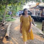 Anitha Sampath Instagram - The last clip u saw is a boat-stand.(just like a bus stand we have).its a public transport. Those boats are called “boat jetty”. people go out for regular activities in boats only. Like school,college,bank,markets,etc.. Activity-1 on our allepy houseboat trip ❤️ Walking through a allepy village and learning their different way of living is a must try experience ❤️ Houseboat we stayed @mytriphouseboat Outfit @iyyai.in #anithasampath #allepy #allepyhouseboats #houseboat #allepyvillage #bigboss #biggboss #vijaytv #vijaytelevision #travelreels #trendingreels