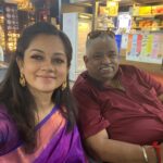 Anitha Sampath Instagram - Happy birthday dhamu sir. எப்படி ஒருத்தரால இவ்ளோ energetic-க்கா இவ்ளோ சிரிச்ச முகமா எப்போதும் இருக்க முடியுதுனு ஆச்சரியப்பட வைக்கிற ஒருத்தர். cwcக்கு பிறகு இப்ப இருக்கும் குழந்தைகளுக்கு கூட தாமு சார் பரீட்சையம். ஆனா அதுக்கு முன்னாடியே எல்லா 90s kidகளுக்கும் குழந்தையில இருந்து பரீட்சயமான ஒரு முகம்.. அம்மாங்களோட சேர்ந்து சீரியல விட ஆர்வமா சமையல் ஷோ பார்த்த கூட்டம்😅எங்க அம்மா சொல்லுவாங்க "என்னங்க.. அவரு சமைக்கிறப்ப இங்கயே அந்த டிஷ் ஓட வாசனை வருதுலங்கனு" நான் கூட ஒருவேளை speaker வழியா வாசனை வரும் போல நமக்குதான் தெரியல-னுலாம் நம்பிக்கிட்டு இருந்தேன் அந்த வயசுல😂 இப்பலாம் எது சமைக்கணும்னாலும் யூடியூப் இருக்கு. ஆனா அந்த காலத்துல தாமு சார் சமையல் நிகழ்ச்சிதான் எல்லா அம்மாக்களுக்கும் விடிவெள்ளி😅 பிரபா ஜெயாடிவில இருந்தப்போ தாமு சார் குக்கிங் ஷோ முடிச்சதும் அந்த டிஷ்ஷ டேஸ்ட் பண்ணவே அவ்ளோ ஆர்வமா போவாங்களாம். எல்லாருக்கும் அவ்ளோ ஆசையா பகிர்ந்து குடுப்பாருனு சொல்லுவாங்க. எவ்ளோ பெரிய இடம் போனாலும் எப்பவும் எல்லாரையும் ஒரே மாதிரி பார்க்கும் மனிதன்🙏🏼☺️ Happy birthday once again sir😇 @chef_damu Video photo location: Thiruppur food festival event happend recently. Kangayam