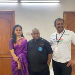 Anitha Sampath Instagram - Happy birthday dhamu sir. எப்படி ஒருத்தரால இவ்ளோ energetic-க்கா இவ்ளோ சிரிச்ச முகமா எப்போதும் இருக்க முடியுதுனு ஆச்சரியப்பட வைக்கிற ஒருத்தர். cwcக்கு பிறகு இப்ப இருக்கும் குழந்தைகளுக்கு கூட தாமு சார் பரீட்சையம். ஆனா அதுக்கு முன்னாடியே எல்லா 90s kidகளுக்கும் குழந்தையில இருந்து பரீட்சயமான ஒரு முகம்.. அம்மாங்களோட சேர்ந்து சீரியல விட ஆர்வமா சமையல் ஷோ பார்த்த கூட்டம்😅எங்க அம்மா சொல்லுவாங்க "என்னங்க.. அவரு சமைக்கிறப்ப இங்கயே அந்த டிஷ் ஓட வாசனை வருதுலங்கனு" நான் கூட ஒருவேளை speaker வழியா வாசனை வரும் போல நமக்குதான் தெரியல-னுலாம் நம்பிக்கிட்டு இருந்தேன் அந்த வயசுல😂 இப்பலாம் எது சமைக்கணும்னாலும் யூடியூப் இருக்கு. ஆனா அந்த காலத்துல தாமு சார் சமையல் நிகழ்ச்சிதான் எல்லா அம்மாக்களுக்கும் விடிவெள்ளி😅 பிரபா ஜெயாடிவில இருந்தப்போ தாமு சார் குக்கிங் ஷோ முடிச்சதும் அந்த டிஷ்ஷ டேஸ்ட் பண்ணவே அவ்ளோ ஆர்வமா போவாங்களாம். எல்லாருக்கும் அவ்ளோ ஆசையா பகிர்ந்து குடுப்பாருனு சொல்லுவாங்க. எவ்ளோ பெரிய இடம் போனாலும் எப்பவும் எல்லாரையும் ஒரே மாதிரி பார்க்கும் மனிதன்🙏🏼☺️ Happy birthday once again sir😇 @chef_damu Video photo location: Thiruppur food festival event happend recently. Kangayam
