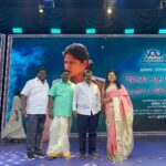 Anitha Sampath Instagram - இயக்குனர் தங்கர்பச்சான் அவர்களுடன். அவர் இயக்கத்தில் வெளியாகவிருக்கும் கருமேகங்கள் கலைகின்றன இசை வெளியீட்டு விழாவில்.😇 #host #audiolaunch #karumegangalkalaiginrana #anithasampath #vijaytelevision