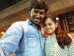 Anitha Sampath Instagram - என் கண்ணுகுட்டி, என் முயலு இனிய பிறந்தநாள் வாழ்த்துக்கள். ரொம்ப ரொம்ப talent ஆனா பொண்னு memory power ஜாஸ்தி, பயங்கர will power எதையும் ரொம்ப easy ஆ கத்துக்கக்கூடிய ஆள். இந்த இடத்துக்கு இந்த நிலைமைக்கு வந்ததுக்கு அவளோட முழு உழைப்பு மட்டும் தா காரணம். கடினமான உழைப்பாளி 24hrs ல 20hrs ஒர்க் பண்ண சொன்ன கூட பண்ண கூடிய ஆள். காசு விஷயத்துல ரொம்ப சிக்கனம் அவுளுக்காக 1ரூபா செலவு பண்ணனும்னா கூட ரொம்ப யோசிப்பா. மத்தவங்களுக்காக எப்ப வேணா எவ்ளோ வேணா செலவு பண்ணுவா. கிடைக்கிற சின்ன சின்ன opportunityஆ கூட விடக்கூடாதுனு ரொம்ப உழைப்பா.பாத்த முதல் நாள்ல இருந்து இப்ப வரைக்கும்  என்ன impress பண்ணிகிட்டே தா இருக்கா.
இப்படி அவளை பத்தி பேச சொன்ன பேசிட்டு போலாம். அவுளோ புடிக்கும் அந்த பன்னிகுட்டிய. இனிய இனிய பிறந்தநாள் வாழ்த்துக்கள் பட்டு இந்த வருடம் ரொம்ப சிறப்ப அமையும் நீ ஆசை பட்டதெல்லாம் நடக்கும்.மனமார்ந்த வாழ்த்துக்கள்😍💐🎉🥰🥳