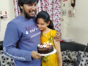 Anitha Sampath Instagram - என் கண்ணுகுட்டி, என் முயலு இனிய பிறந்தநாள் வாழ்த்துக்கள். ரொம்ப ரொம்ப talent ஆனா பொண்னு memory power ஜாஸ்தி, பயங்கர will power எதையும் ரொம்ப easy ஆ கத்துக்கக்கூடிய ஆள். இந்த இடத்துக்கு இந்த நிலைமைக்கு வந்ததுக்கு அவளோட முழு உழைப்பு மட்டும் தா காரணம். கடினமான உழைப்பாளி 24hrs ல 20hrs ஒர்க் பண்ண சொன்ன கூட பண்ண கூடிய ஆள். காசு விஷயத்துல ரொம்ப சிக்கனம் அவுளுக்காக 1ரூபா செலவு பண்ணனும்னா கூட ரொம்ப யோசிப்பா. மத்தவங்களுக்காக எப்ப வேணா எவ்ளோ வேணா செலவு பண்ணுவா. கிடைக்கிற சின்ன சின்ன opportunityஆ கூட விடக்கூடாதுனு ரொம்ப உழைப்பா.பாத்த முதல் நாள்ல இருந்து இப்ப வரைக்கும்  என்ன impress பண்ணிகிட்டே தா இருக்கா.
இப்படி அவளை பத்தி பேச சொன்ன பேசிட்டு போலாம். அவுளோ புடிக்கும் அந்த பன்னிகுட்டிய. இனிய இனிய பிறந்தநாள் வாழ்த்துக்கள் பட்டு இந்த வருடம் ரொம்ப சிறப்ப அமையும் நீ ஆசை பட்டதெல்லாம் நடக்கும்.மனமார்ந்த வாழ்த்துக்கள்😍💐🎉🥰🥳