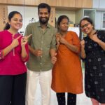 Anitha Sampath Instagram - When your most favourite kana kanum kalangal fame is at your home😃😃😃 thanks for the surprise visit thalaiva @iamyuthan 😃😃😃 thank u @actor_balasaravanan pic2:KKK season1 female fans from same family😅 #fangirls #anithasampath #kanakanumkalangal #kkk #kkkseason1 #vijaytelevision #vijaytv @vijaytelevision #kkkjoe #joe