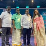 Anitha Sampath Instagram - இயக்குனர் தங்கர்பச்சான் அவர்களுடன். அவர் இயக்கத்தில் வெளியாகவிருக்கும் கருமேகங்கள் கலைகின்றன இசை வெளியீட்டு விழாவில்.😇 #host #audiolaunch #karumegangalkalaiginrana #anithasampath #vijaytelevision