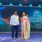 Anitha Sampath Instagram - இயக்குனர் தங்கர்பச்சான் அவர்களுடன். அவர் இயக்கத்தில் வெளியாகவிருக்கும் கருமேகங்கள் கலைகின்றன இசை வெளியீட்டு விழாவில்.😇 #host #audiolaunch #karumegangalkalaiginrana #anithasampath #vijaytelevision