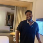 Anitha Sampath Instagram - உலகத்துலயே couple trip போயி separate bedக்கு சந்தோஷப்பட்ட மொதோ husband நீதான்😂 @itsme_pg Hi singapore தங்கம்ஸ் lets meet in the pattimandram which is happening tomorrow in singapore😍 பட்டிமன்ற தலைப்பு -பாடலுக்கு அழகு சேர்ப்பது பொருளா? இசையா? நீங்க எதுனு நினைக்கிறீங்க😀 Hilton Garden Inn Singapore Serangoon