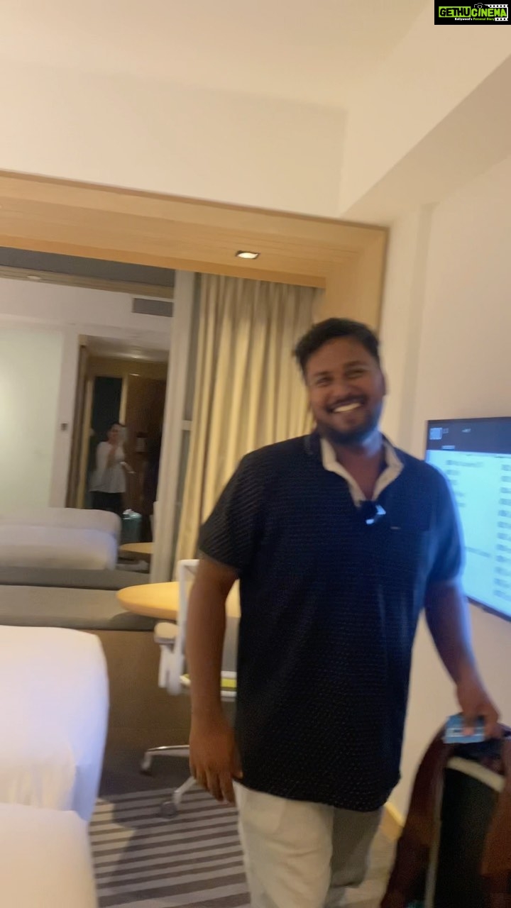 Anitha Sampath Instagram - உலகத்துலயே couple trip போயி separate bedக்கு சந்தோஷப்பட்ட மொதோ husband நீதான்😂 @itsme_pg Hi singapore தங்கம்ஸ் lets meet in the pattimandram which is happening tomorrow in singapore😍 பட்டிமன்ற தலைப்பு -பாடலுக்கு அழகு சேர்ப்பது பொருளா? இசையா? நீங்க எதுனு நினைக்கிறீங்க😀 Hilton Garden Inn Singapore Serangoon