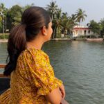 Anitha Sampath Instagram - Allepy diaries💛🏝️loving this cotton frock from @iyyai.in ✅😍 Had a comfortable stay in @mytriphouseboat ✅😃 Lot more videos to come😍 #familytrip #kerala #anithasampath Allepy Kerela