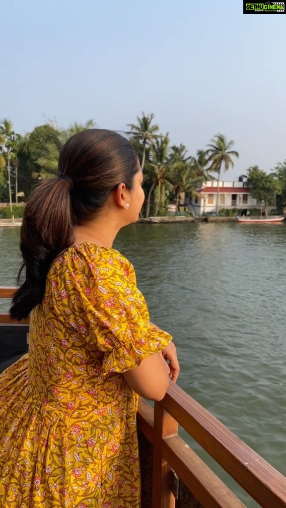 Anitha Sampath Instagram - Allepy diaries💛🏝️loving this cotton frock from @iyyai.in ✅😍 Had a comfortable stay in @mytriphouseboat ✅😃 Lot more videos to come😍 #familytrip #kerala #anithasampath Allepy Kerela