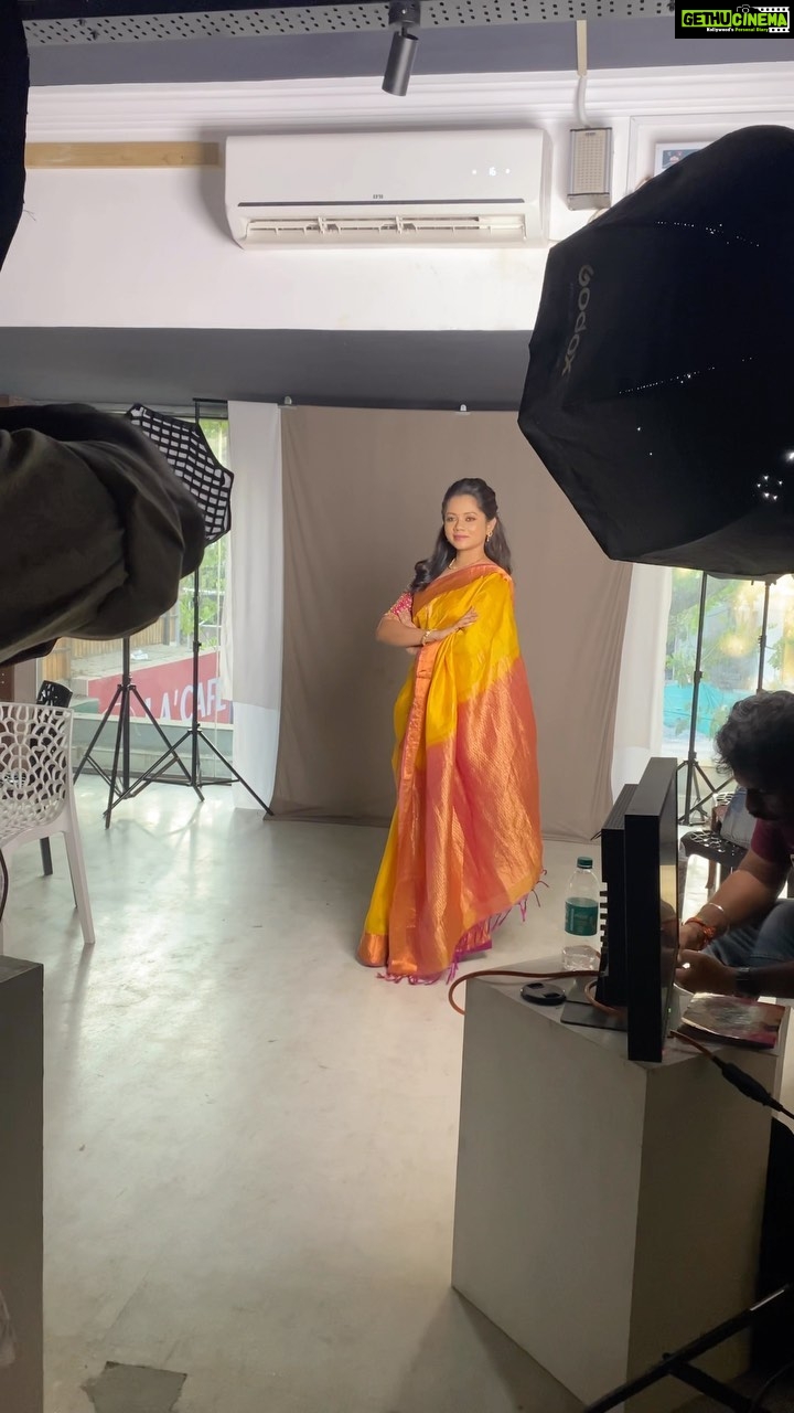 Anitha Sampath Instagram - Dreams do come true😇 Entering my next new venture❤️ On #vijaytelevision Hoping to have all your love thangams!💎 Need all your support😇😇😇 Makeup @aarthy_hairandmakeup Hair @shalini_hairartist Blouse @ve_kay_boutique Saree: nathanar kita sutadhu. #comingsoon #vijaytelevision #anithasampath