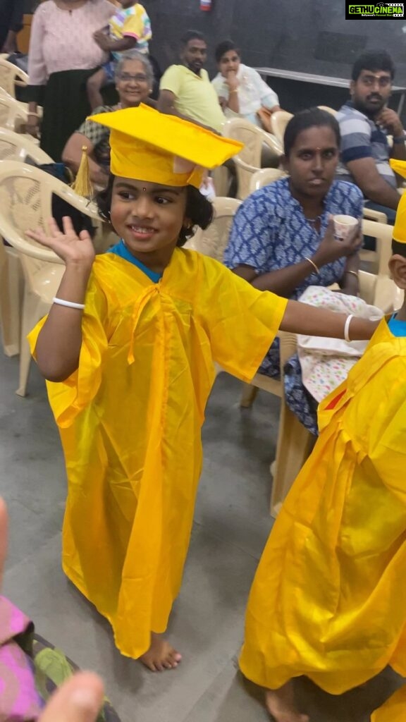 Anitha Sampath Instagram - Venba annual day mini vlog😍 Venba dance pathingala😅 Kindergarten graduation 👩🏻‍🎓 Familia💛 #venba #anithasampath #familia #kindergarten