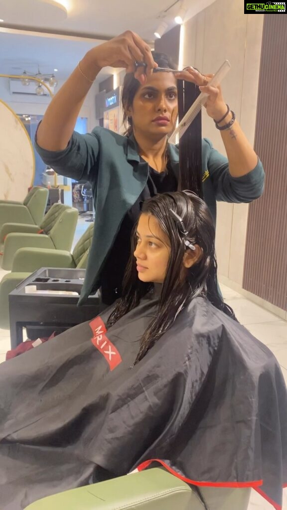 Anitha Sampath Instagram - New look! 📍@mcqueenstownsalon 😎 Had a minimal hair colour and a cool haircut😍 Loving this look. Haircut done at @mcqueenstownsalon chennai Barnaby Road