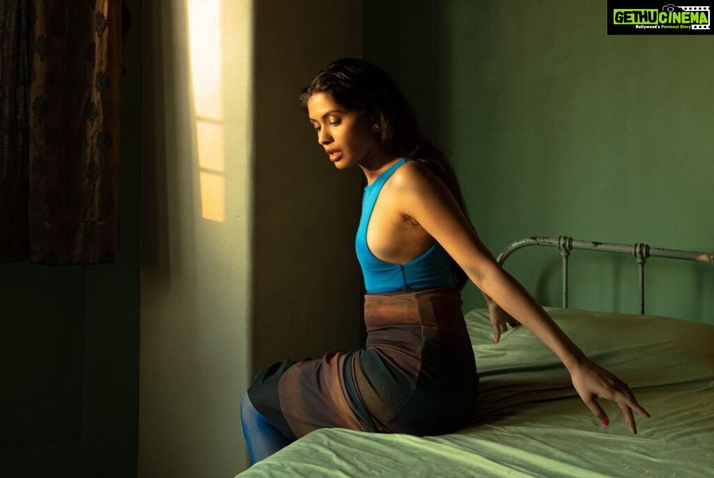 Anjali Patil Instagram - ab·​stract·​ed |  ab-ˈstrak-təd withdrawn in mind : inattentive to one's surroundings. @sssawaniii @style.jpg_ @serial_blender