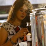 Anjana Rangan Instagram - பாகம் 3/3: சுடு தேநீர் பருகுகையில்.. கடும் கோபம் உருகி.. சிறு புன்னகை அரும்பியது.. அவனை கண்டாள் அவள் !! ♥️ #trainseries with @padambyveni Waiting ends. Love begins! 💕#shotwithlove #love #meeting #ilaiyaraja #mounaragam #happy #smile