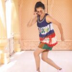 Anjana Rangan Instagram - No no!! No dancing!! Justu vibing!! Paata potanga , summa vibe aayiten! 😂 Andha minor’re ivaru dhan moment 😂😂😂 Impromptu shooting fun with @dilipkumar_photography behind the lens Location : @elementsoneastcoast Elements on East Coast