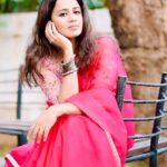 Anjana Rangan Instagram - அவள் இதழ்… திரட்டிடும்… மழை என்னில் தெரித்திடும்… சுழல் என சுழற்றிடும்… நெஞ்சைச் சுருட்டிடும்… 💖 : @magicbyjeeni 📸 : @_niki_photographyy