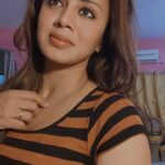 Anjana Rangan Instagram - Justu 2 mins.. Maggi maari ready aayiduven. No foundation, no concealer. Just brightens the face instantly. Imperfect but my go to emergency makeup process. Step 1 : eyebrows using @benefitcosmetics brow pencil in Shade 5 Step 2 : @nudestix Nudies all over Face color , in shade sunkissed for eye shadow and cheek colour. Step 3 : @hudabeauty 2 in 1 Life liner duo Pencil and liquid liner , for kajal and eyeliner Step 4 and 5 : lip colour and nose cut in the same stick from @nudestix from step 2 😜😜 Step 5 : end with mascara from @hudabeauty legit lashes double ended mascara. 2 mins la nalla makeup pota maadri oru feels for lazy bums like me 😂😂 Video uploaded on youtube ,Neraiya pechu konjam makeup’oda 😂😂❤️❤️ Check bio for the link!