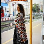 Anjana Rangan Instagram - பாகம் : 2/3 எண்ணி சேர்த்த மணி துளிகள் பறக்கும் ரயிலாய் ஒட.. கண்ணில் வைத்த மை வியர்வையுடன் வழிந்தோட.. அவனுக்காக காத்திருந்த அவள்… ♥️ #trainseries with @padambyveni #shotwithlove #ilaiyaraja #love #pain