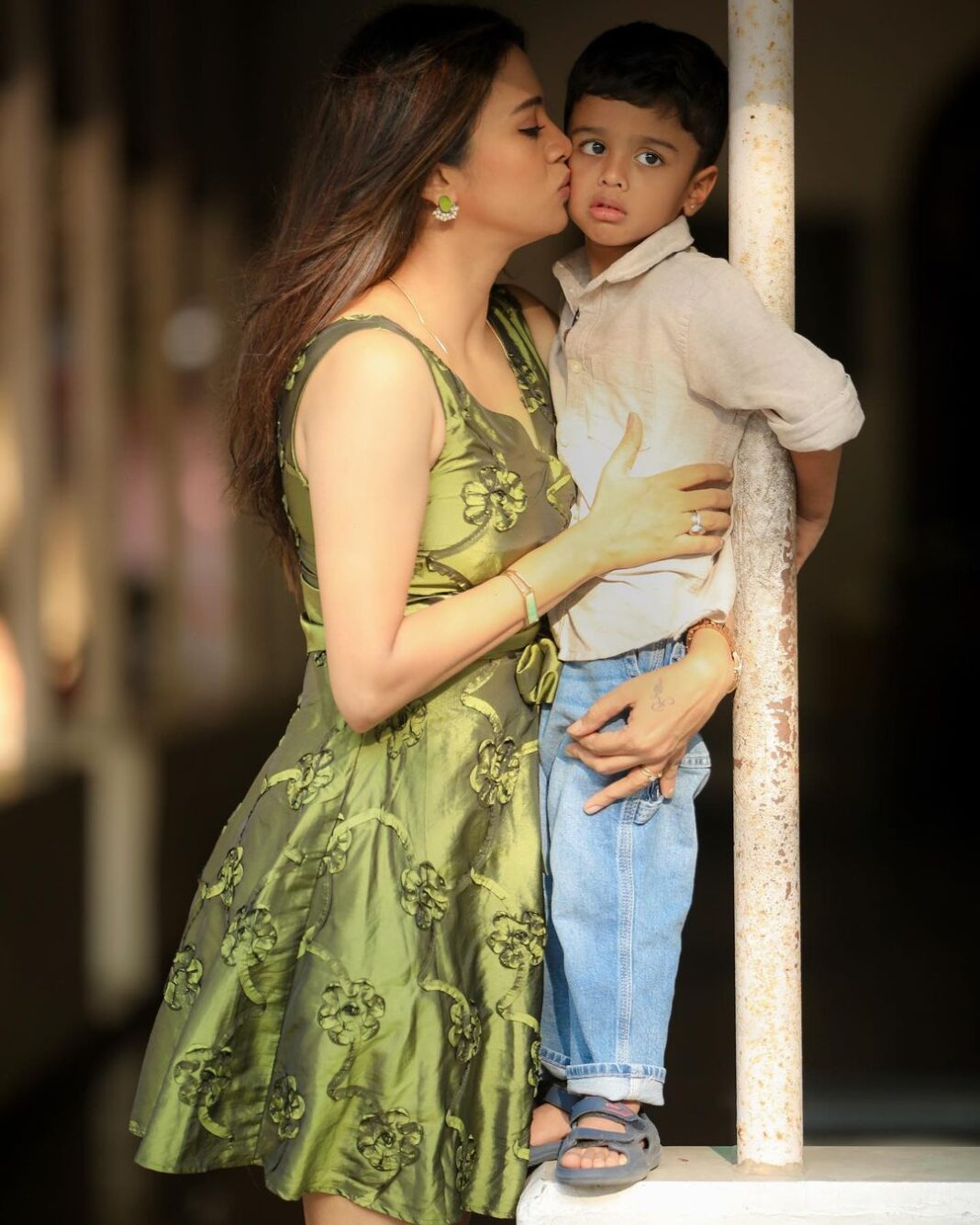 Anjana Rangan Instagram - Clicked at Best friend’s wedding with my Best Man For life ! 😍❤️😘 ( that moonji is bcoz, i made him pose when all he wanted was to play 🙈)
Shot by @camerasenthil ❤️ Anjana Rangan Instagram - Clicked at Best friend’s wedding with my Best Man For life ! 😍❤️😘 ( that moonji is bcoz, i made him pose when all he wanted was to play 🙈) Shot by @camerasenthil ❤️