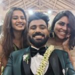Anjana Rangan Instagram - Just before the Man got married to the love of his life Varalakshmi, @kaavya_chandar and I , made him take one bachelor selfie 😂😅 Happy happy Married Life @joshua_preetham ❤️❤️ God bless you and Vara with abundant love and happiness 🧿❤️
