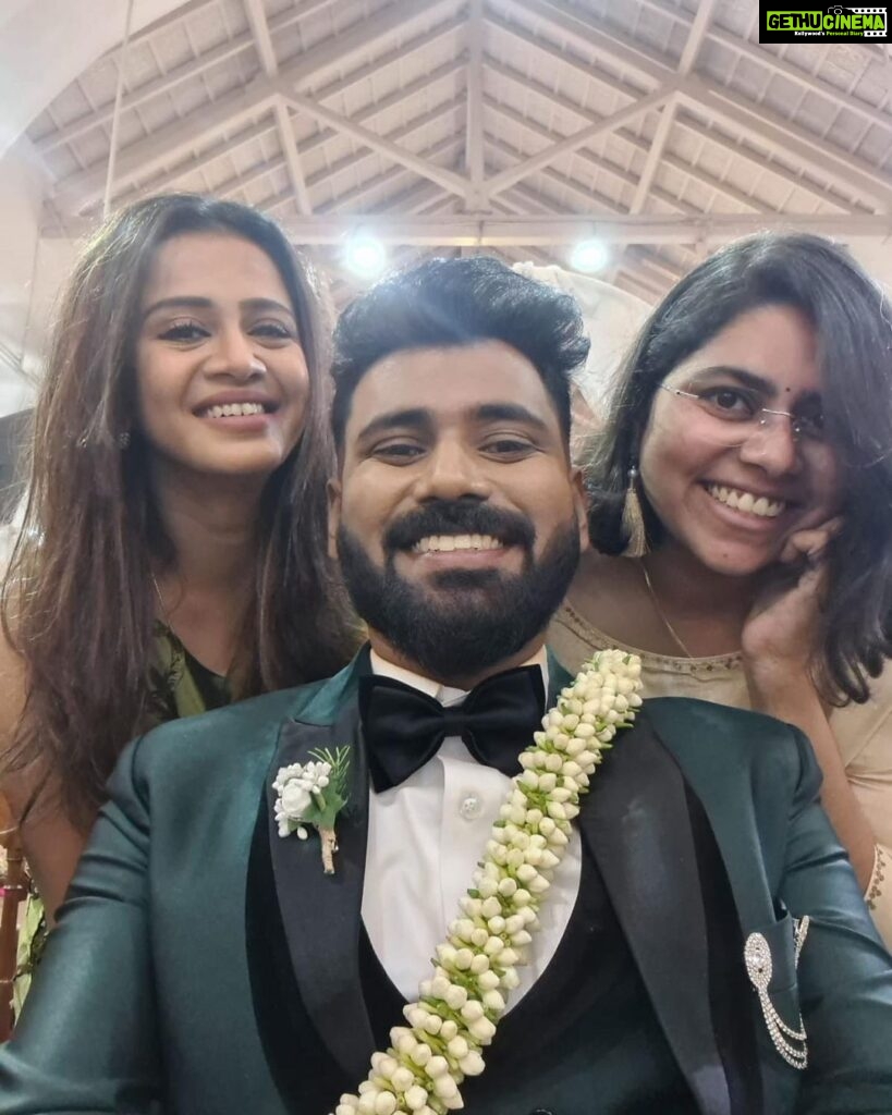 Anjana Rangan Instagram - Just before the Man got married to the love of his life Varalakshmi, @kaavya_chandar and I , made him take one bachelor selfie 😂😅 Happy happy Married Life @joshua_preetham ❤️❤️ God bless you and Vara with abundant love and happiness 🧿❤️