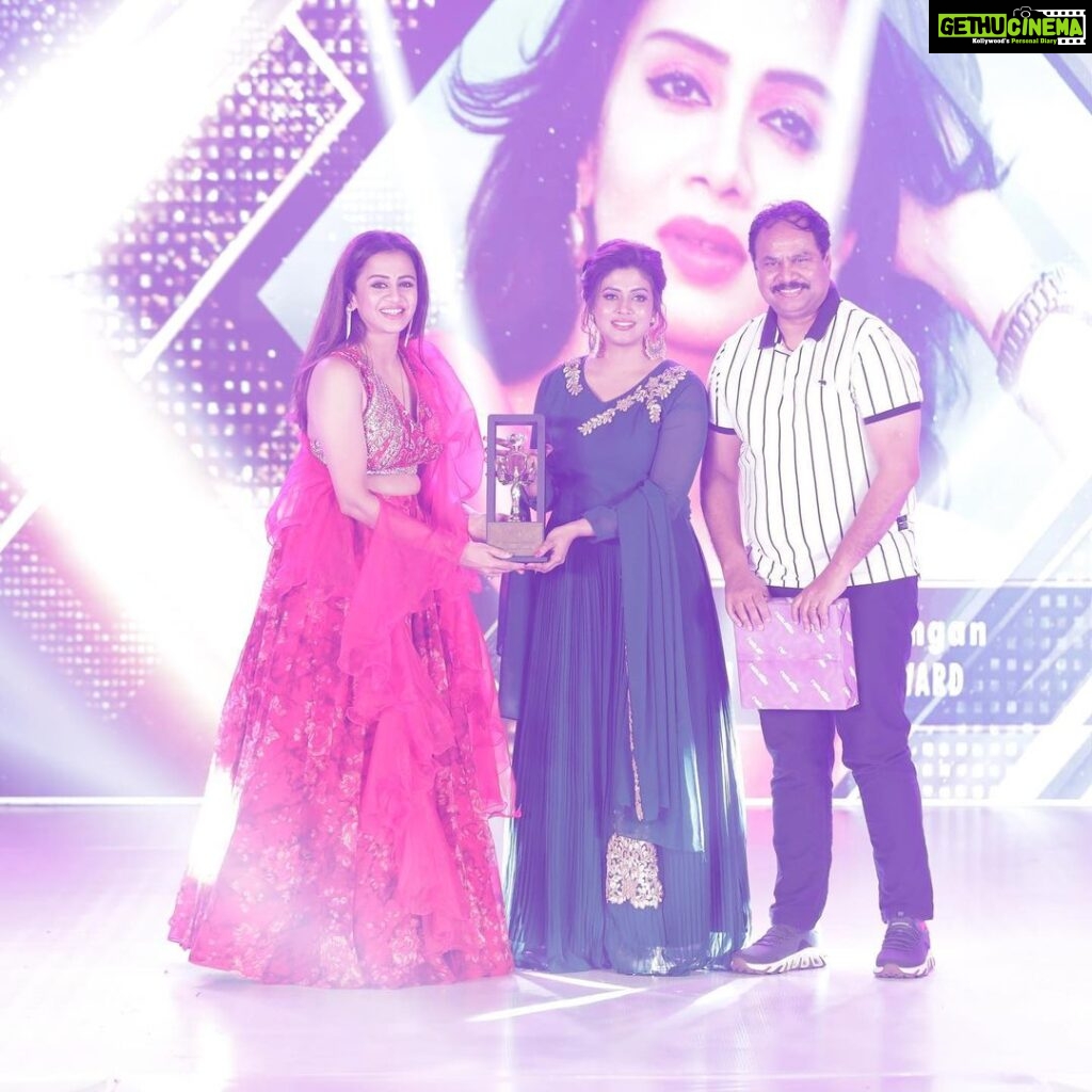 Anjana Rangan Instagram - Thank u @anora_artstudio for honouring me with the award! @lishachinnu @cirkleprandevents for having me over And congratulations @iam_ineya on the brilliant venture! And many many congratuations to the 9 other beautiful talented women, who were honoured for their excellency in their respective fields❤️ It was a great evening with some amazingly talented ladies ❤️❤️✨✨