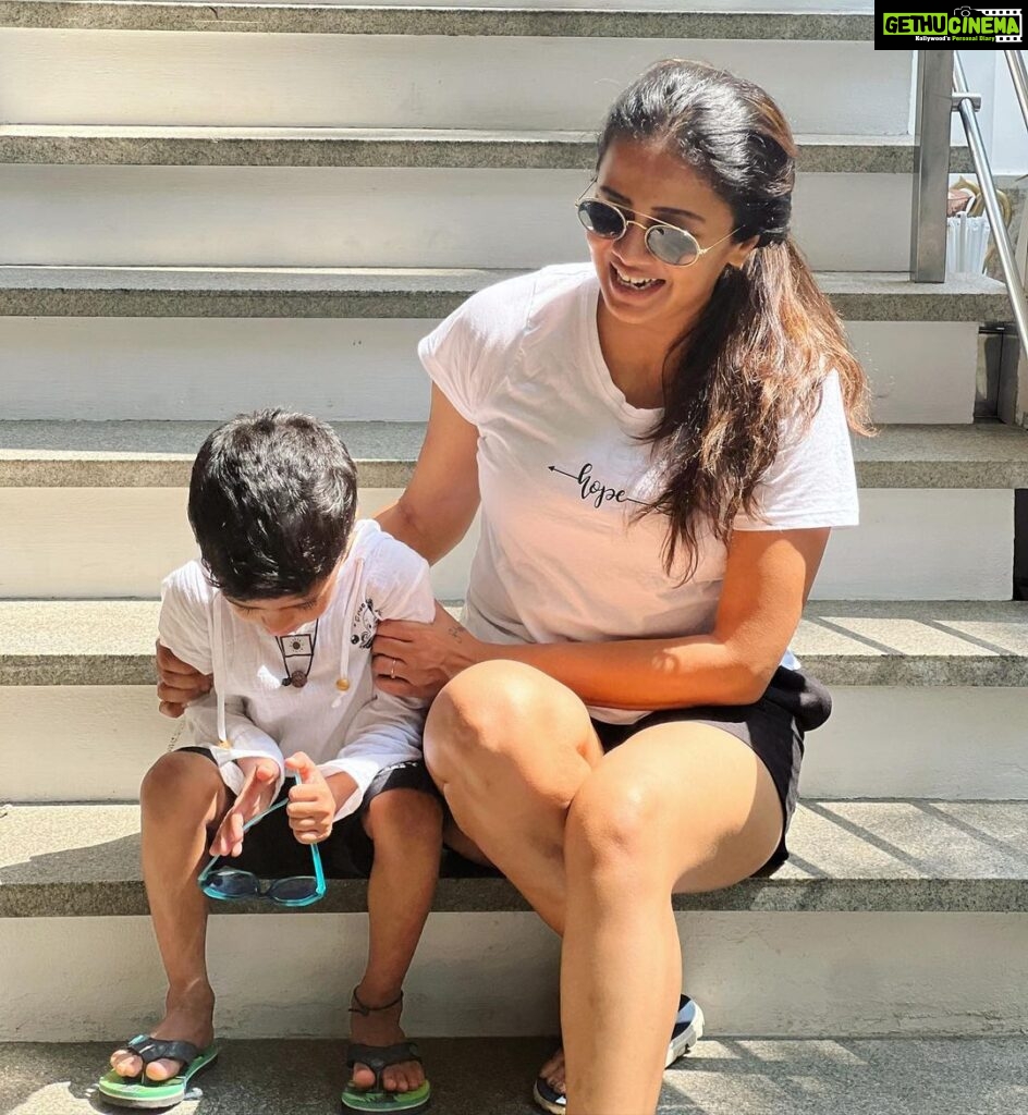 Anjana Rangan Instagram - Twinning with my boy 🖤🤍 Paatu selection by the verithanamana Thalapathy fan - Baby boy R ! 😍 #likemomlikeson ❤️