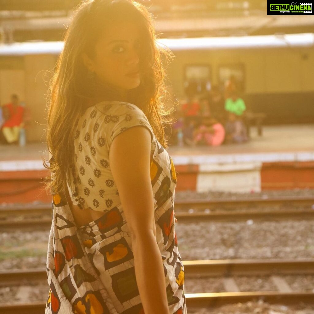 Anjana Rangan Instagram - மஞ்சள் வெயில் மாலையிலே…☀️✨ ரயில் பயணம் இனிதே தொடங்கியது ….. #trainseries with @padambyveni ♥️ Chennai Beach Railway Station..