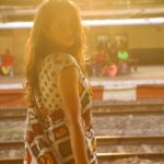 Anjana Rangan Instagram – மஞ்சள் வெயில் மாலையிலே…☀️✨
ரயில் பயணம் இனிதே தொடங்கியது ….. 
#trainseries with @padambyveni ♥️ Chennai Beach Railway Station..