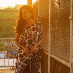 Anjana Rangan Instagram - மஞ்சள் வெயில் மாலையிலே…☀️✨ ரயில் பயணம் இனிதே தொடங்கியது ….. #trainseries with @padambyveni ♥️ Chennai Beach Railway Station..