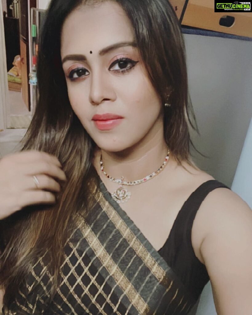 Anjana Rangan Instagram - The saree deserves good pictures but i jusss gotta mediocre looking selfie 🤷‍♀️