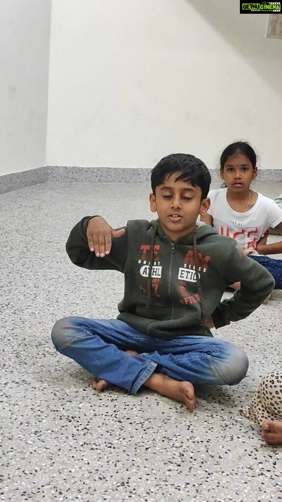 Anju Aravind Instagram - Akhira learning one hand gestures