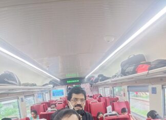 Anju Aravind Instagram - In vande bharath train.. A surprise in the train... Sreekuttan chettan nd anichechy..Reached so fast..