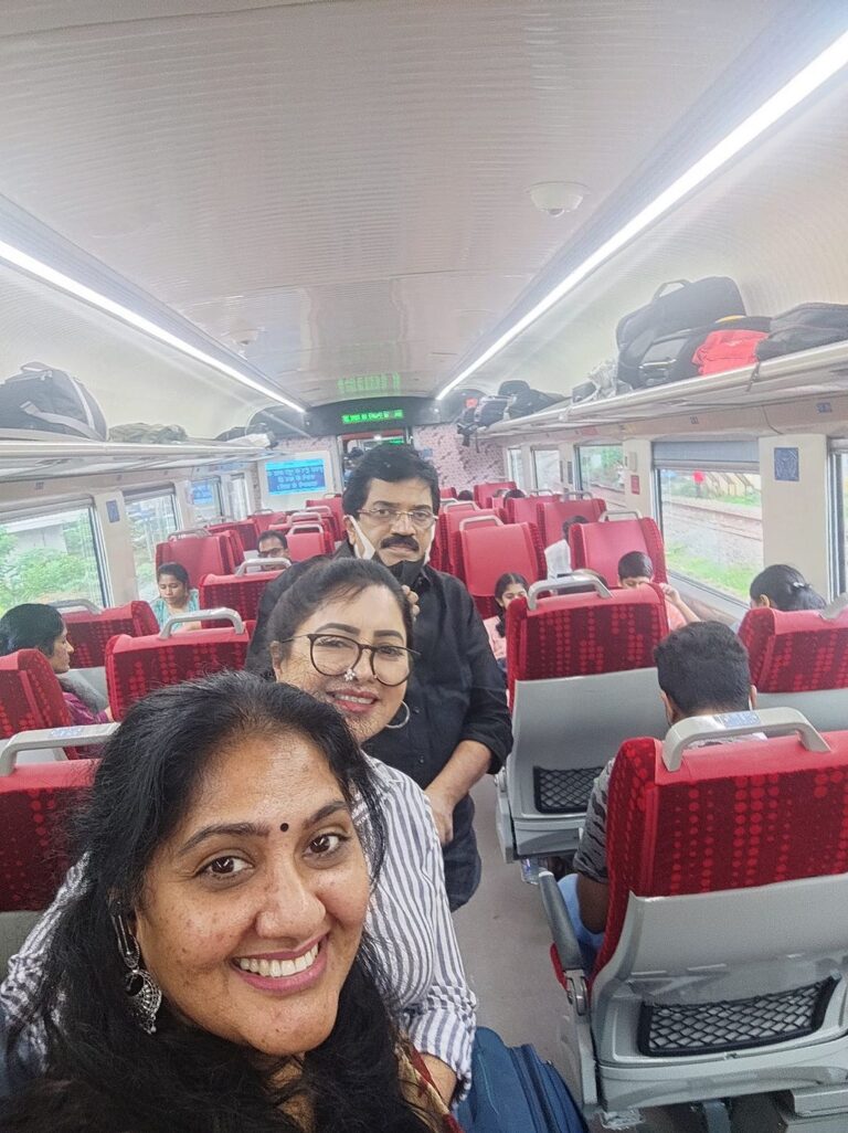 Anju Aravind Instagram - In vande bharath train.. A surprise in the train... Sreekuttan chettan nd anichechy..Reached so fast..