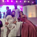 Anju Aravind Instagram - ലാലേട്ടാ അങ്ങോട്ട്‌ നോക്യേ, സുധാമണിക്കൊരു ഫോട്ടോ പോസ് ചെയ്യുമോ ❤❤ @zeekeralam @lalettan_gallery @മോഹൻലാൽ @surajvenjaramoodu @iris__designer_studio Gokulam Convention Centre - Kochi
