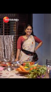 Anju Aravind Instagram - Sudhamani Supera | June 12 Onwards |  6.30PM | Zee Keralam

"ചങ്കൂറ്റത്തോടെ ജീവിതത്തിനോട് കട്ടയ്ക്ക് നിൽക്കുമ്പോളല്ലേ  ജീവിതത്തിന് രസമുള്ളൂ "
ഇത് വേറെ ലെവൽ അമ്മ 
മറക്കാതെ കാണുക സുധാമണി സൂപ്പറാ ജൂൺ 12 മുതൽ വൈകുന്നേരം  6.30 ന്  തിങ്കൾ മുതൽ ശനി വരെ നമ്മുടെ സ്വന്തം സീ കേരളം ചാനലിൽ

#ZeeKeralam #NeithedukkamJeevithaVismayangal #ZeeKeralamHD #ZeeKeralamOnMyTv #NewLaunchOnZk #SudhamaniSuperaonZeeKeralam #SudhamaniSuperaonZK #SSonZK 
 
Watch Anytime, Anywhere on ZEE5 - https://zee5.onelink.me/RlQq/fmalDownloadZEE5App