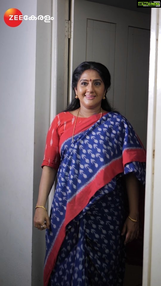 Anju Aravind Instagram - Sudhamani Supera | June 12 Onwards | 6.30PM | Zee Keralam "എന്താ ദാസാ നിനക്ക് ഈ ബുദ്ധി നേരത്തെ തോന്നാത്തത് " ഈ അമ്മ വേറെ ലെവൽ ആണ് ... മറക്കാതെ കാണുക സുധാമണി സൂപ്പറാ ജൂൺ 12 മുതൽ വൈകുന്നേരം 6.30 ന് തിങ്കൾ മുതൽ ശനി വരെ നമ്മുടെ സ്വന്തം സീ കേരളം ചാനലിൽ #ZeeKeralam #NeithedukkamJeevithaVismayangal #ZeeKeralamHD #ZeeKeralamOnMyTv #NewLaunchOnZk #SudhamaniSuperaonZeeKeralam #SudhamaniSuperaonZK #SSonZK Watch Anytime, Anywhere on ZEE5 - https://zee5.onelink.me/RlQq/fmalDownloadZEE5App