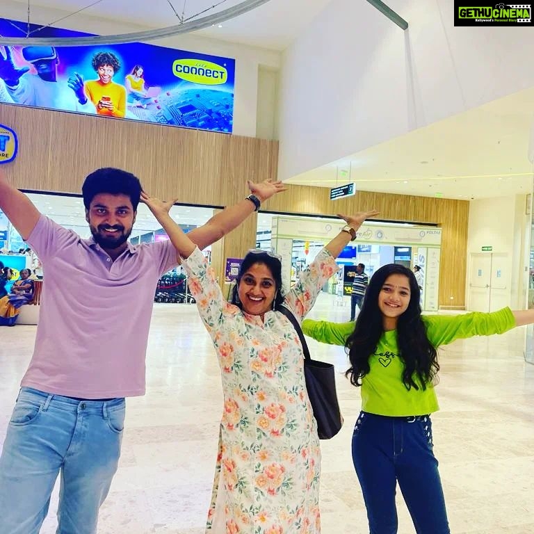 Anju Aravind Instagram - Sudhamani nd team in lulu mall❤