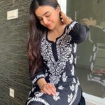 Ankitta Sharma Instagram - झोंका हवा का आज भी, ज़ुल्फ़ें उड़ाता होगा ना.. 🎶🖤