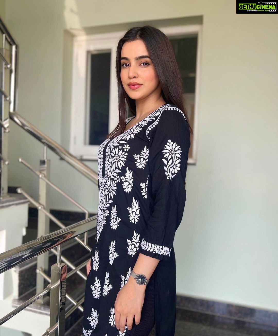 Ankitta Sharma Instagram - नहीं मुश्किल वफ़ा, ज़रा देखो यहाँ.. 🎶