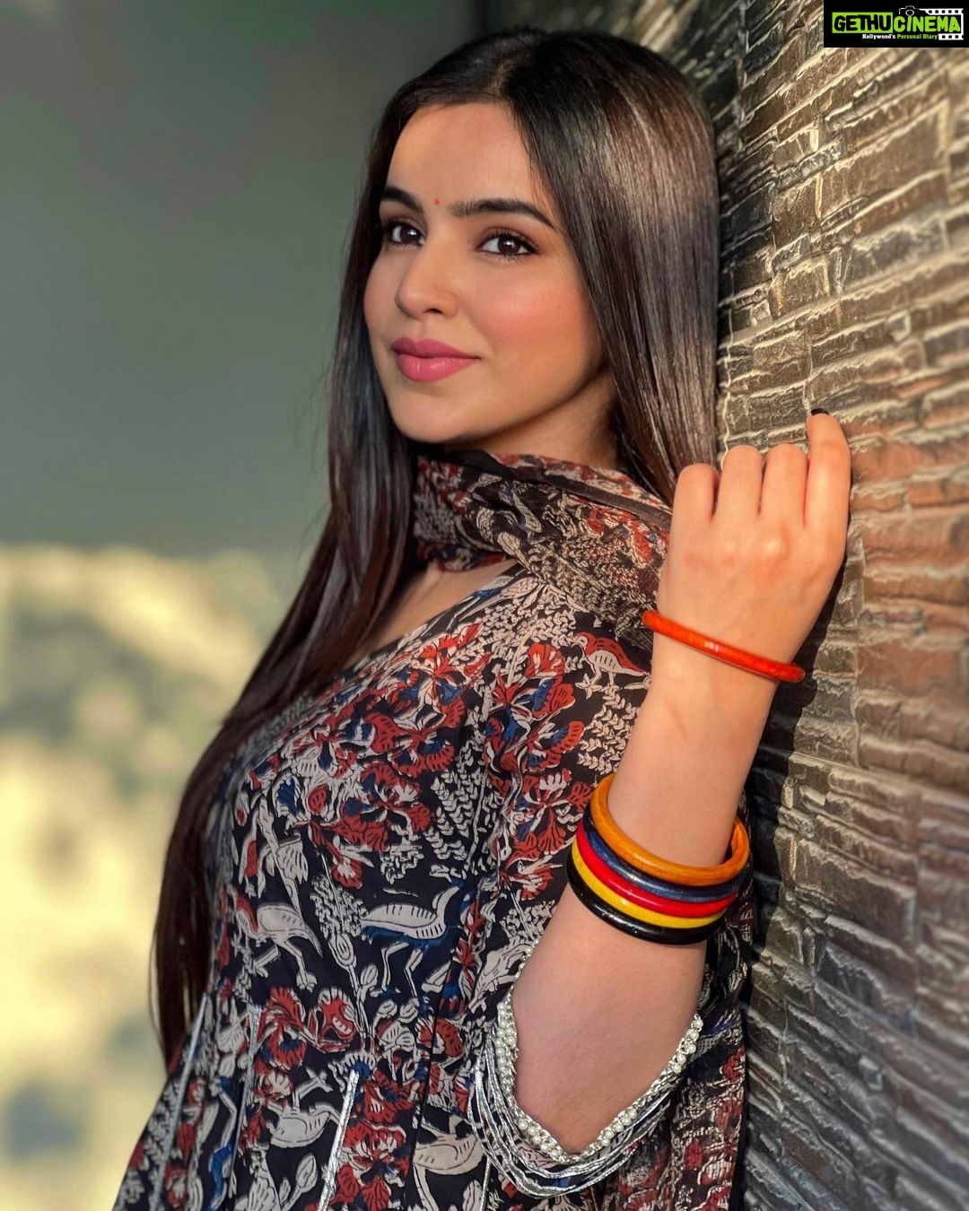 Ankitta Sharma Instagram - अच्छी सूरत को सँवरने की ज़रूरत क्या है, सादगी में भी कयामत की अदा होती हैं… 🥀