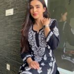 Ankitta Sharma Instagram - झोंका हवा का आज भी, ज़ुल्फ़ें उड़ाता होगा ना.. 🎶🖤