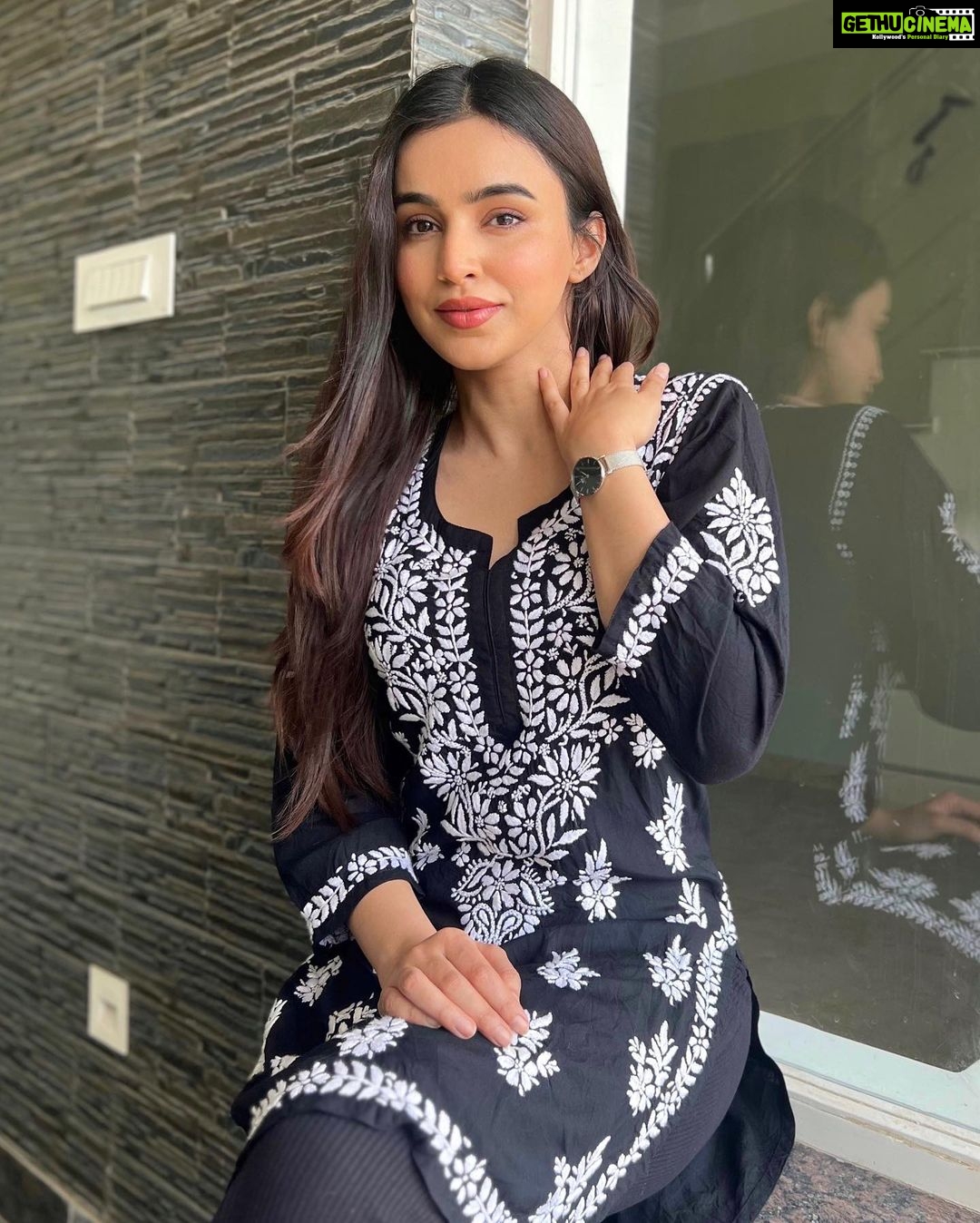 Ankitta Sharma Instagram - झोंका हवा का आज भी, ज़ुल्फ़ें उड़ाता होगा ना.. 🎶🖤