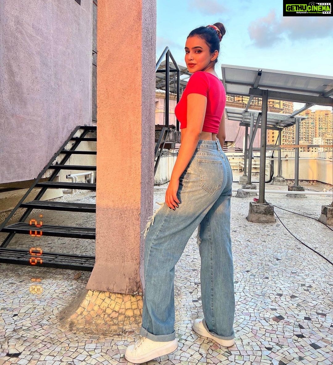 Ankitta Sharma Instagram - feeling the golden hour. 🍯