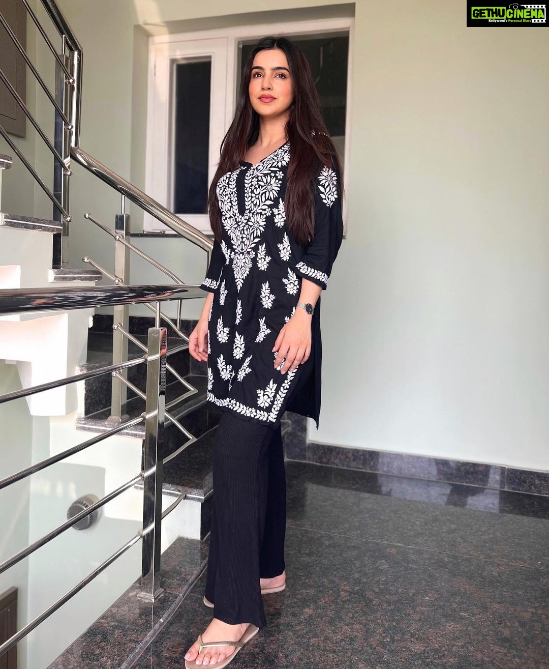 Ankitta Sharma Instagram - नहीं मुश्किल वफ़ा, ज़रा देखो यहाँ.. 🎶