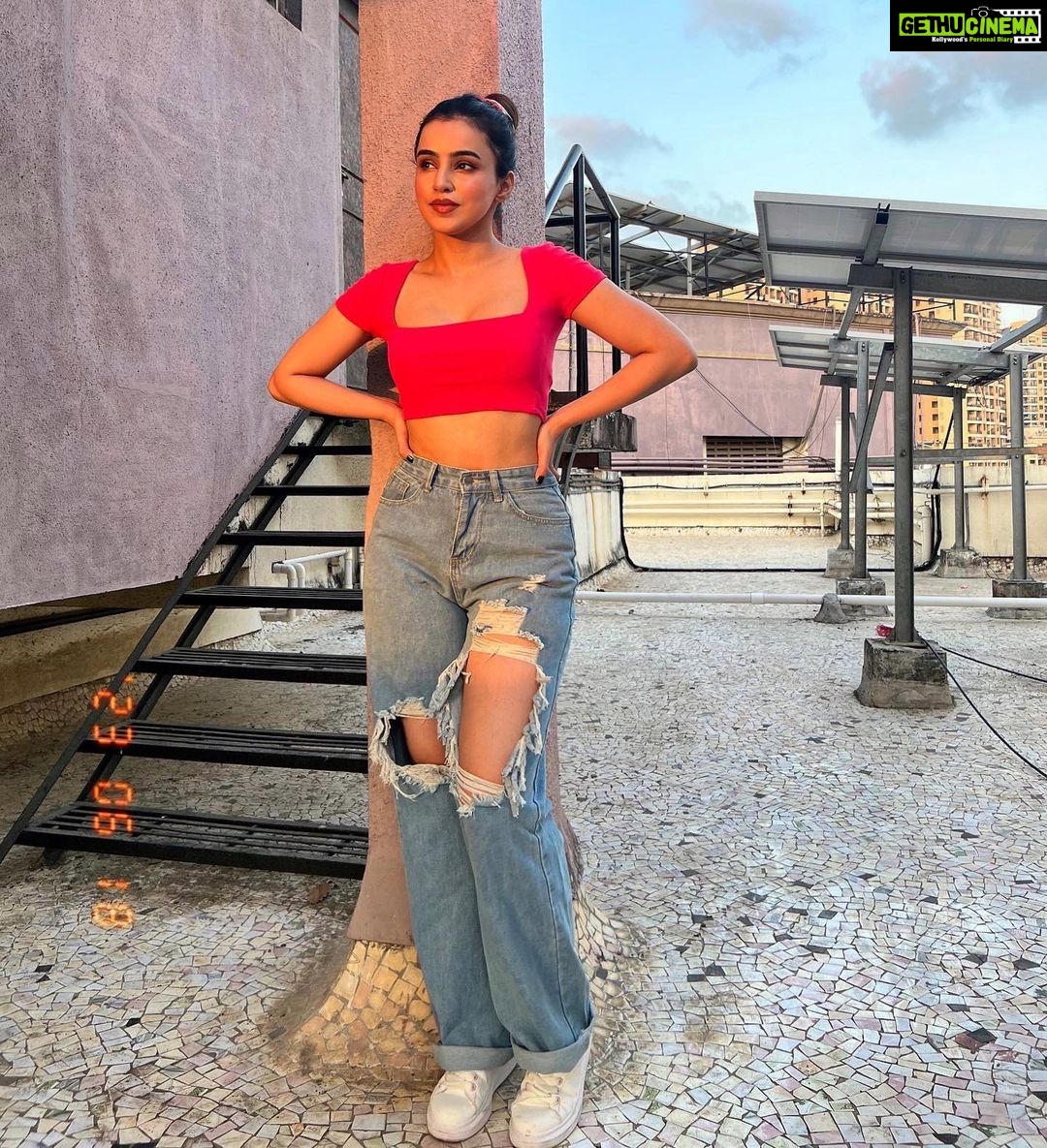 Ankitta Sharma Instagram - feeling the golden hour. 🍯