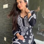 Ankitta Sharma Instagram - झोंका हवा का आज भी, ज़ुल्फ़ें उड़ाता होगा ना.. 🎶🖤