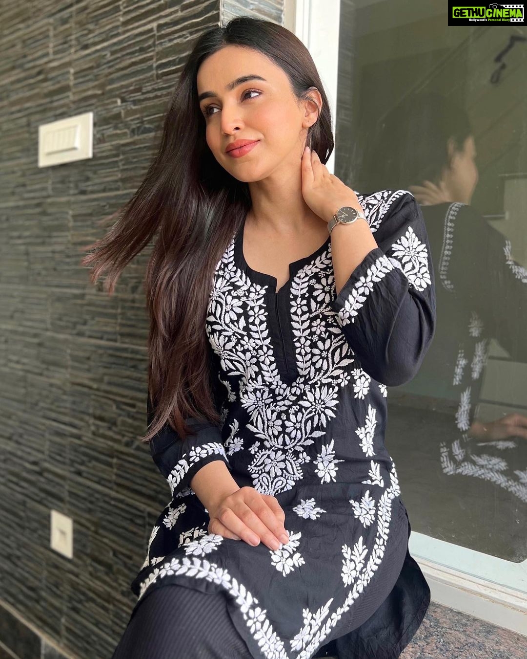Ankitta Sharma Instagram - झोंका हवा का आज भी, ज़ुल्फ़ें उड़ाता होगा ना.. 🎶🖤